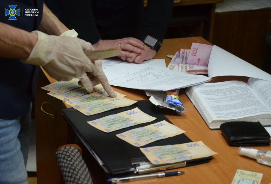 Митні інспектори отримували неправомірну вигоду з кожної фури, яку оформлювали