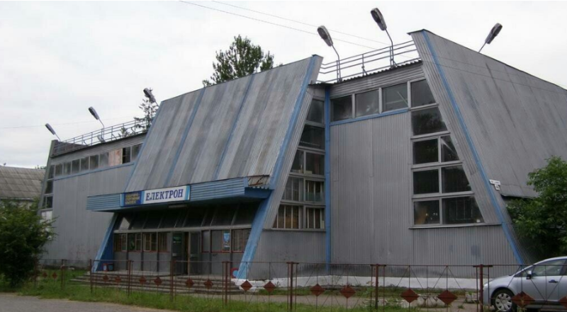 Спорткомплекс перетворився на сміттєзвалище. Приміщення руйнується ззовні та всередині