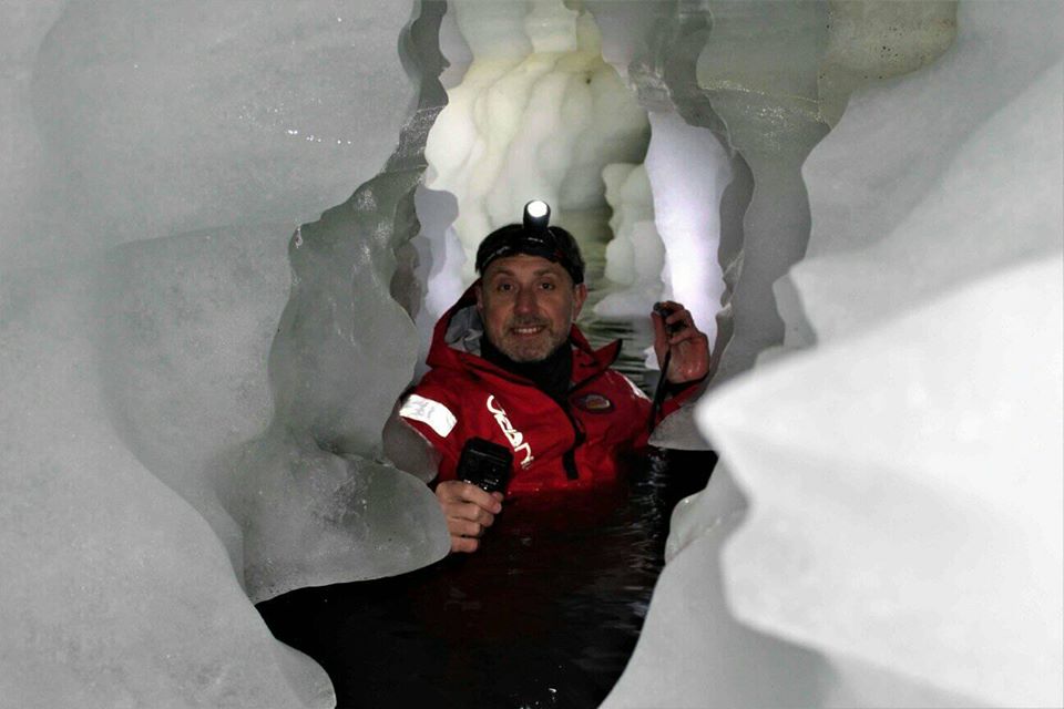 Найбільше на маленькому острові підльодовикове озеро виявили українські вчені