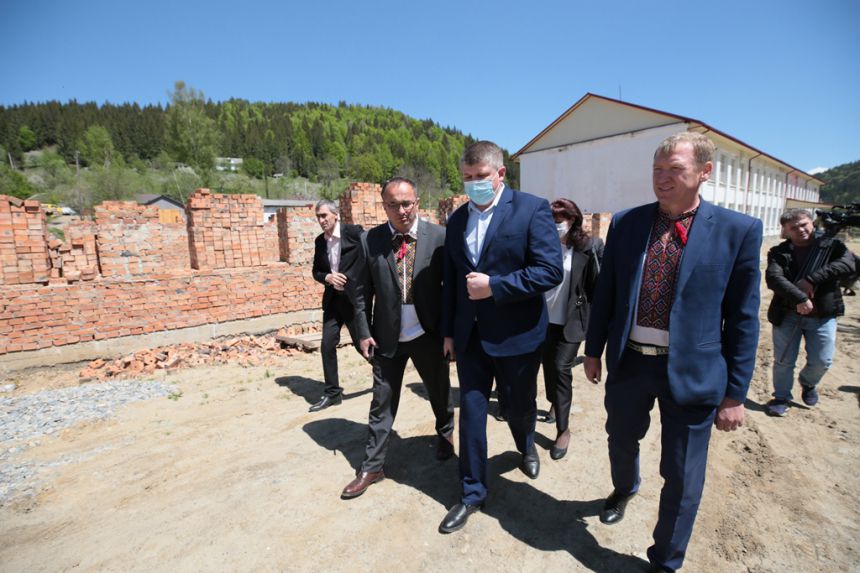 За словами Віталія Федоріва, реконструкцією школи надалі займатиметься обласна державна адміністрація