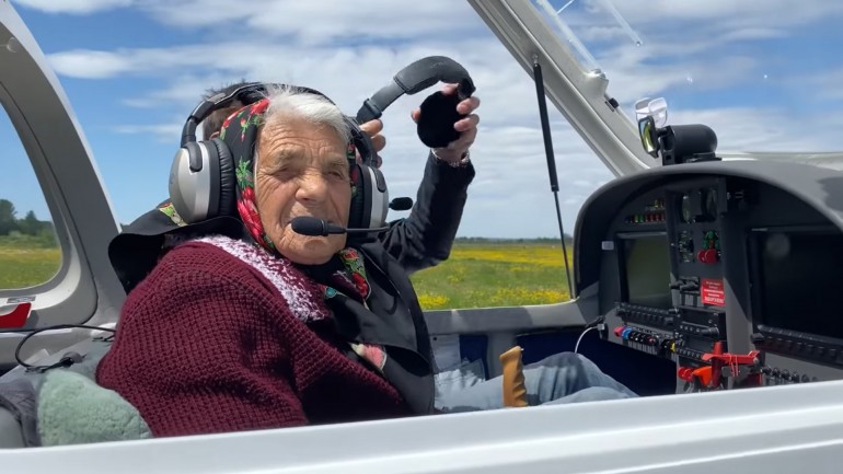 Інста-бабця сіла за штурвал літака