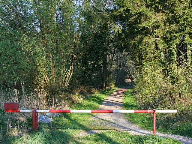 Ілюстрація. Шлагбаум встановлений на землях  комунальної власності