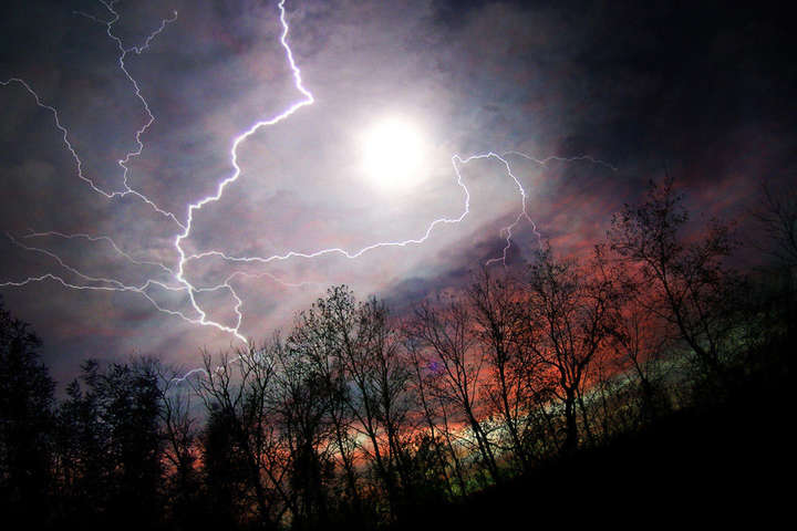 Ілюстрація. Очікуються грози, град, шквалисте посилення вітру