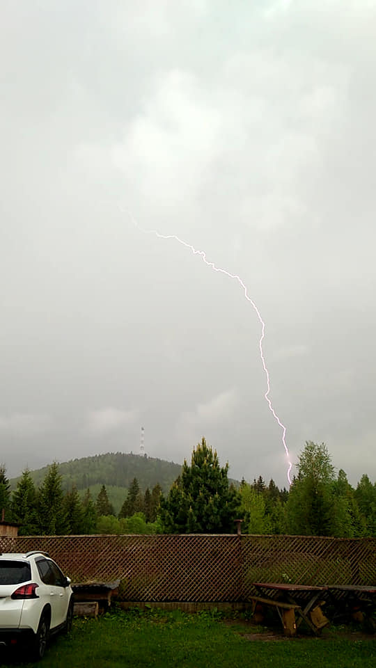 Хлопці пішли в гори навіть тоді, коли чутно було грім, а перед тим пройшла буря
