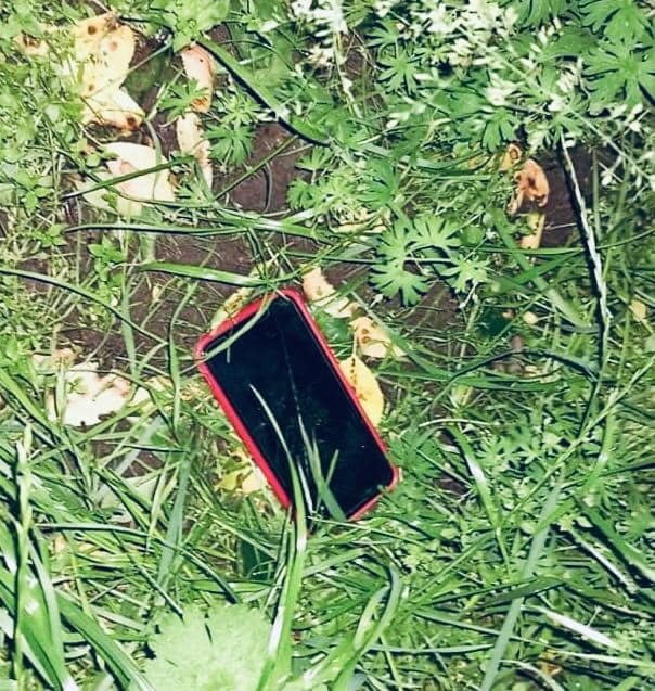 Втікаючи, зловмисник викинув мобільний пристрій у траву