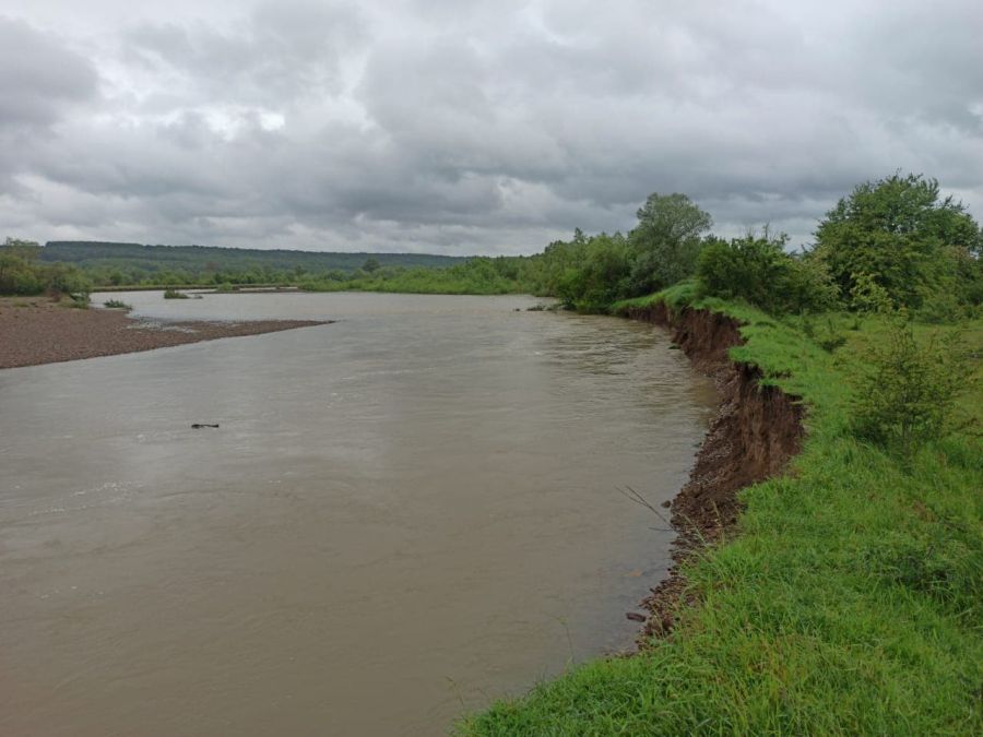 Якщо дамбу розмиє, то затопленими будуть 45 житлових будинків, у яких проживає 112 людей — фактично третина села