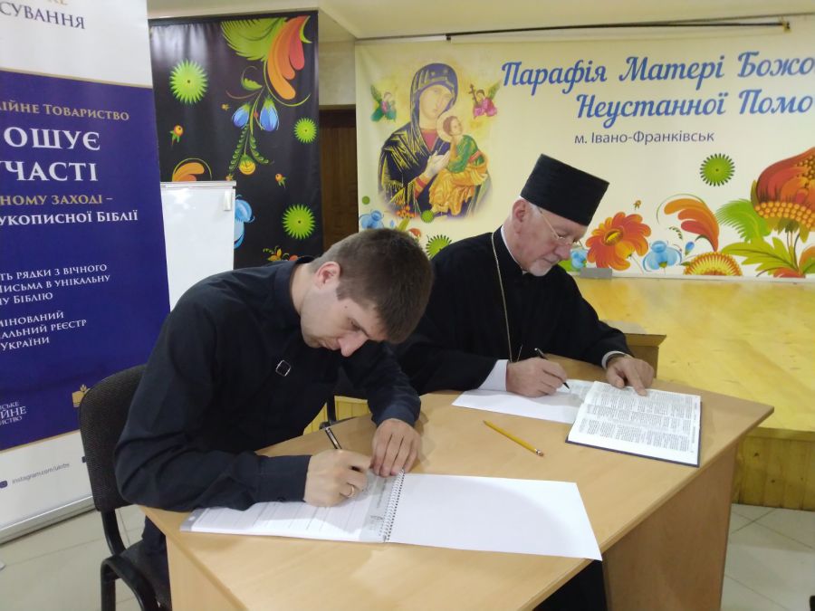 До створення рукописної Біблії долучилися понад 30 тисяч учасників з усіх частин України