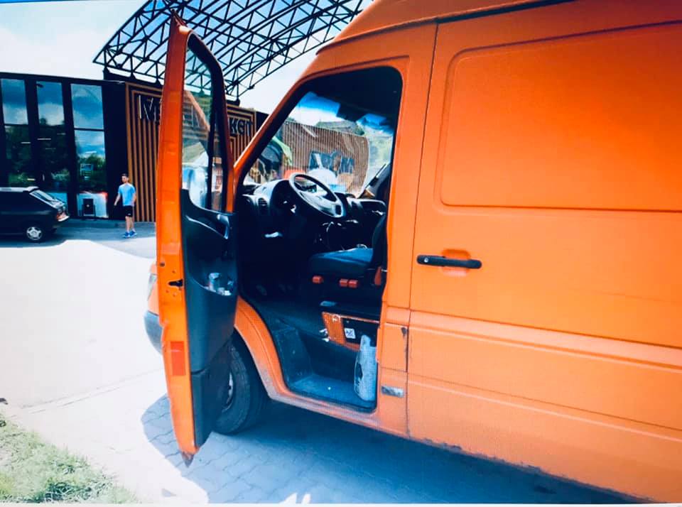 Злодіям вистачило кілька хвилин, щоб обікрасти водія