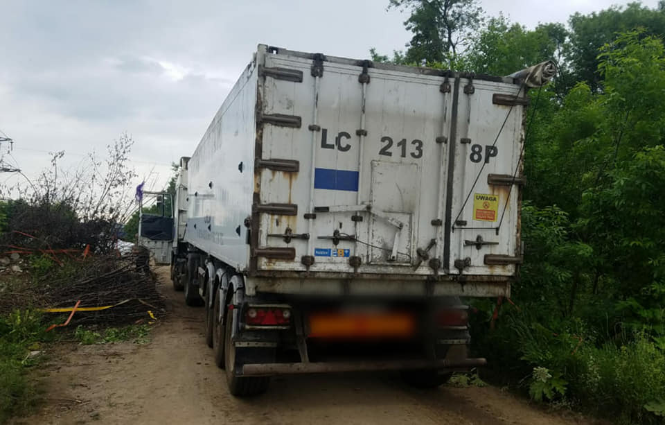 На момент приїзду поліцейських дві машини вже встигли розвантажитись