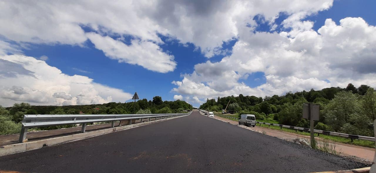 На підходах до мосту влаштовано два шари крупнозернистого асфальтобетону