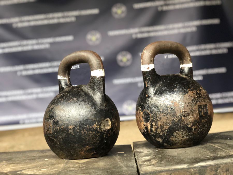 Вправи виконувалися з гирями по 24 кг