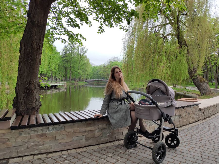 На вулиці яскравих кадрів не менше — тільки встигай ловити їх і свого маленького дослідника