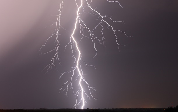Ілюстрація. Удар блискавки спричинив спалах газів