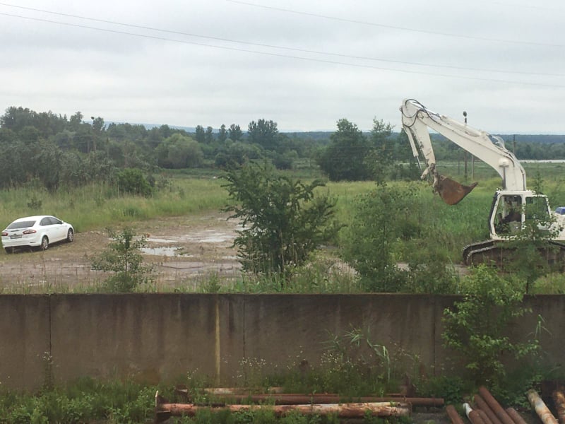 Станом на 12.00 24 червня доступ річкової води в кар’єр повністю перекрили. Фото: Андрій Романів