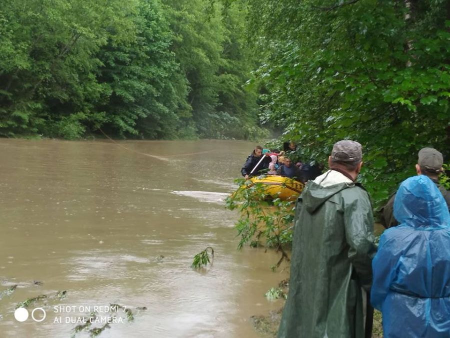 Котедж, в якому відпочивали туристи, затопило