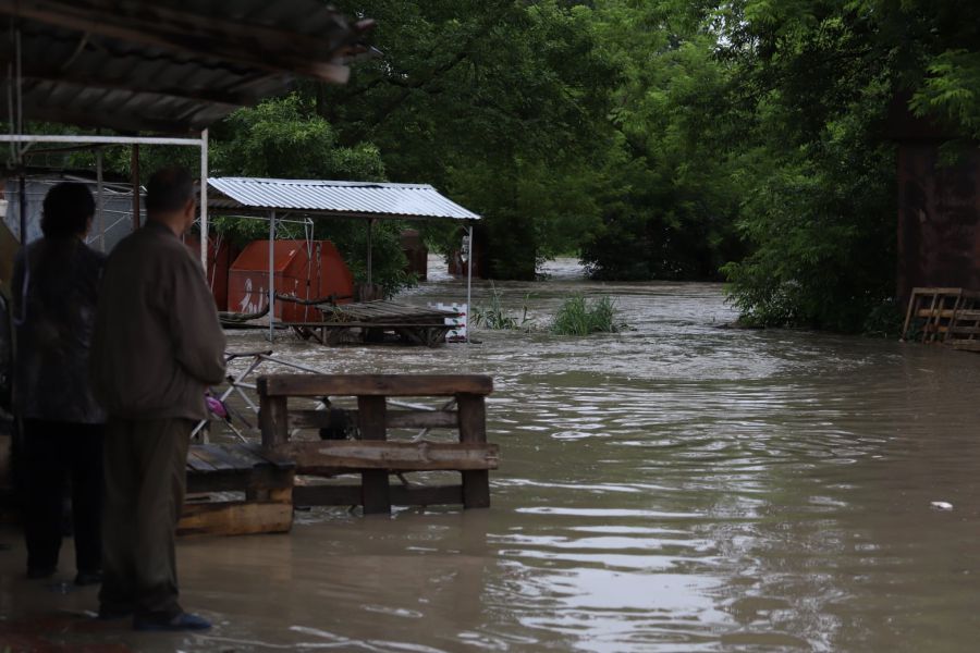 23 червня річка Сівка затопила "гуманітарку" в центрі Калуша. Фото: Любов Карташова