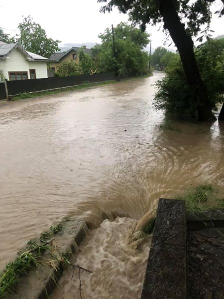 Міністр прогнозує, що рятувальникам для ліквідації критичних наслідків негоди потрібно 10 днів