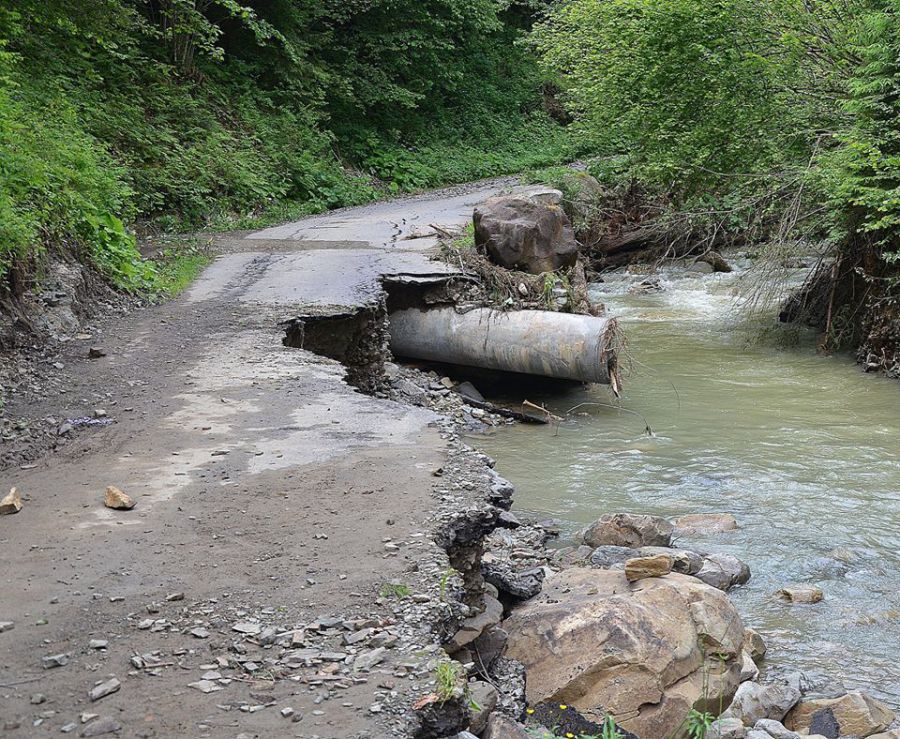 Величезна вода знищила дорогу