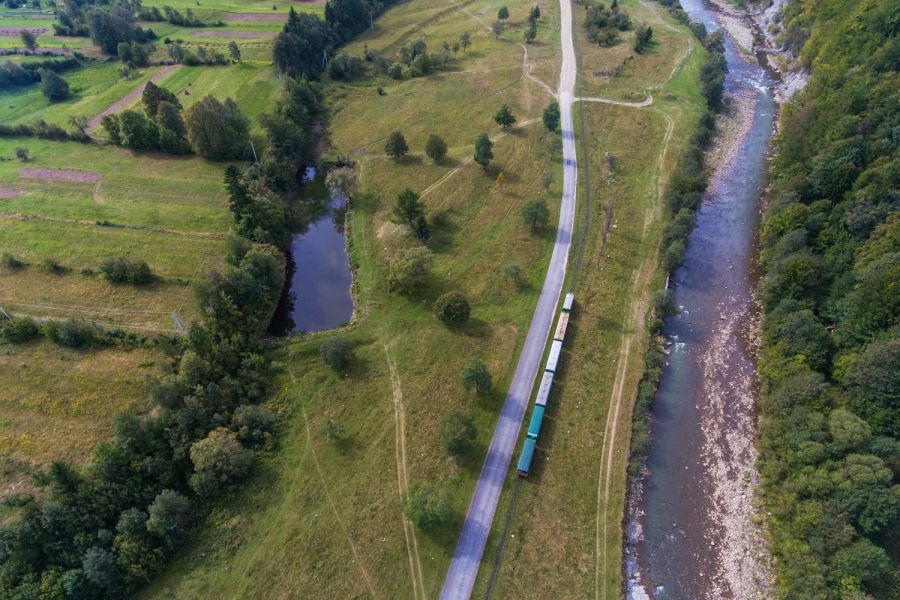 Маршрут карпатського трамвайчика починається у Вигоді і пролягає в горах вздовж мальовничої річки Мізуньки