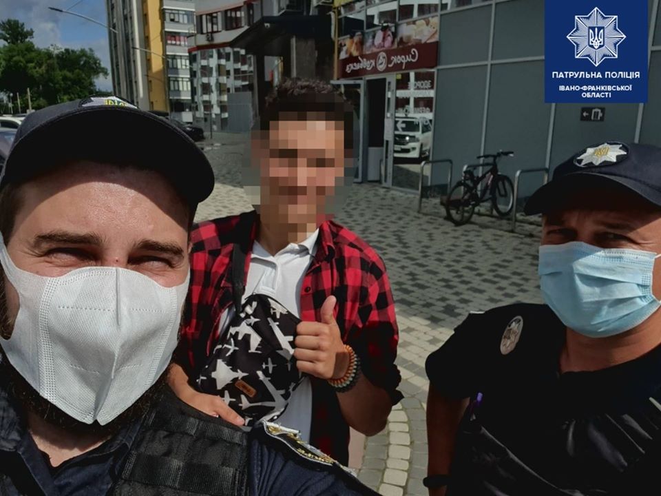 Патрульні оперативно доставили документи юнаку