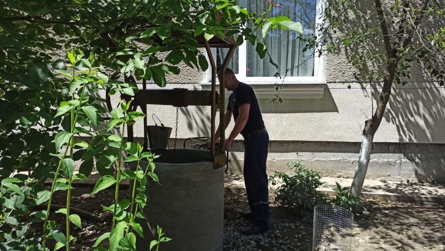 Рятувальники відкачують воду із підтоплених криниць