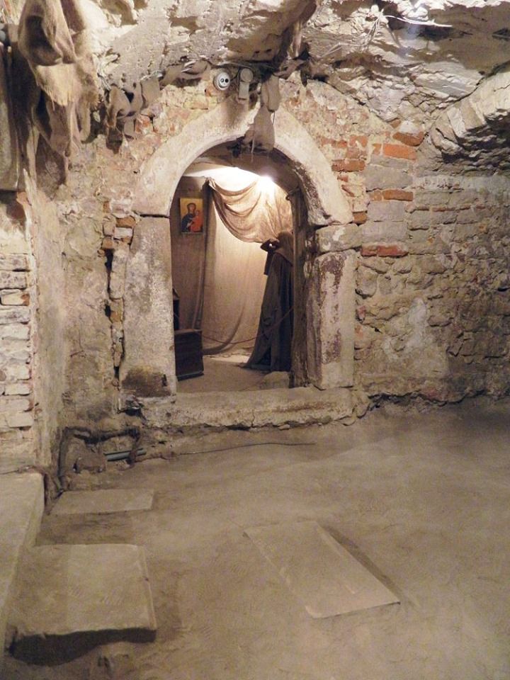 Монах, який молиться до чудотворної ікони Богородиці Провідниці (Одигітрії)