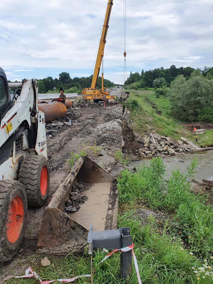 Старий аварійний міст демонтують