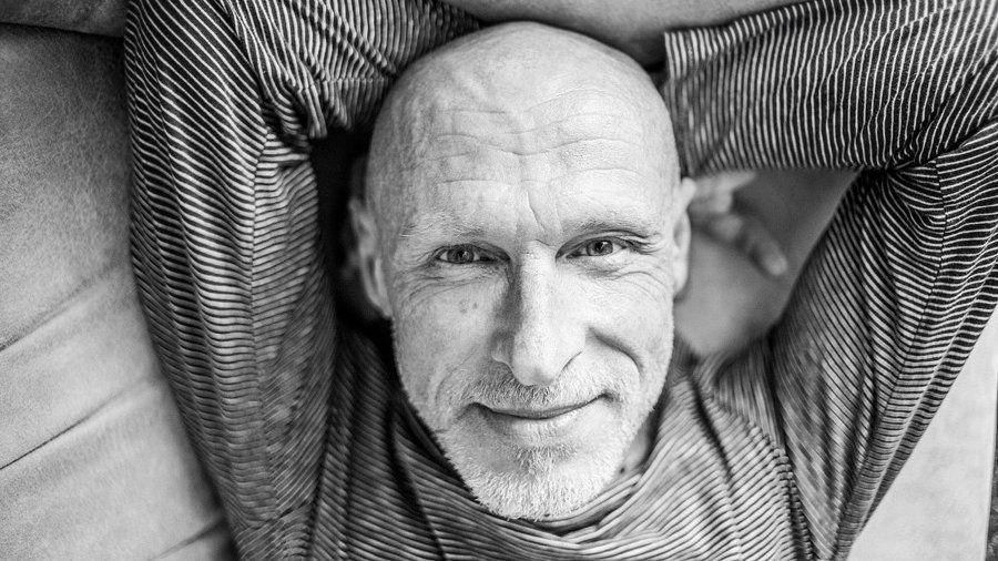 Юрій Іздрик живе і працює у Калуші