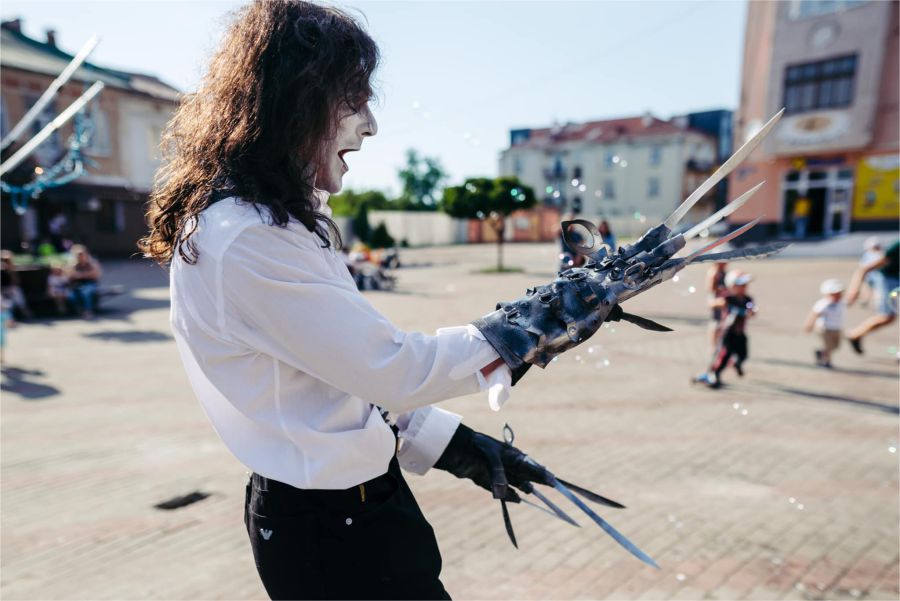 Площа заповнилась не тільки бульбашками, але й дітлахами, які з посмішками лускали кольорові кульки