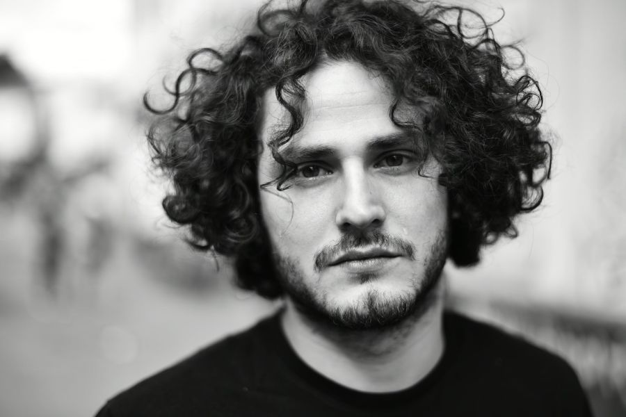 Іван Бліндар — актор-запальничка, безперебійні вибухи артистичної енергії. Фото: Сергій Горішок