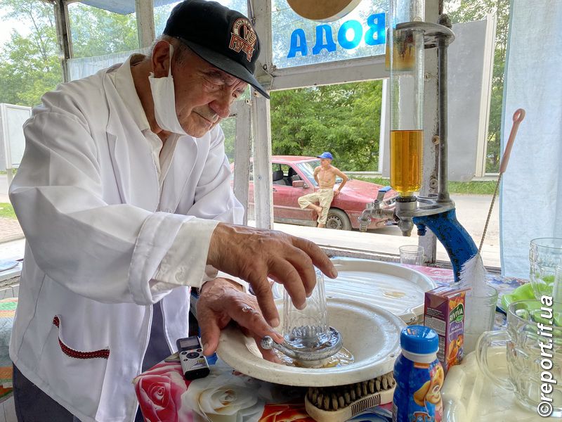 Торгувати водою пан Іван почав, як прийшов з армії, — у 1956 році. Фото: "Репортер"