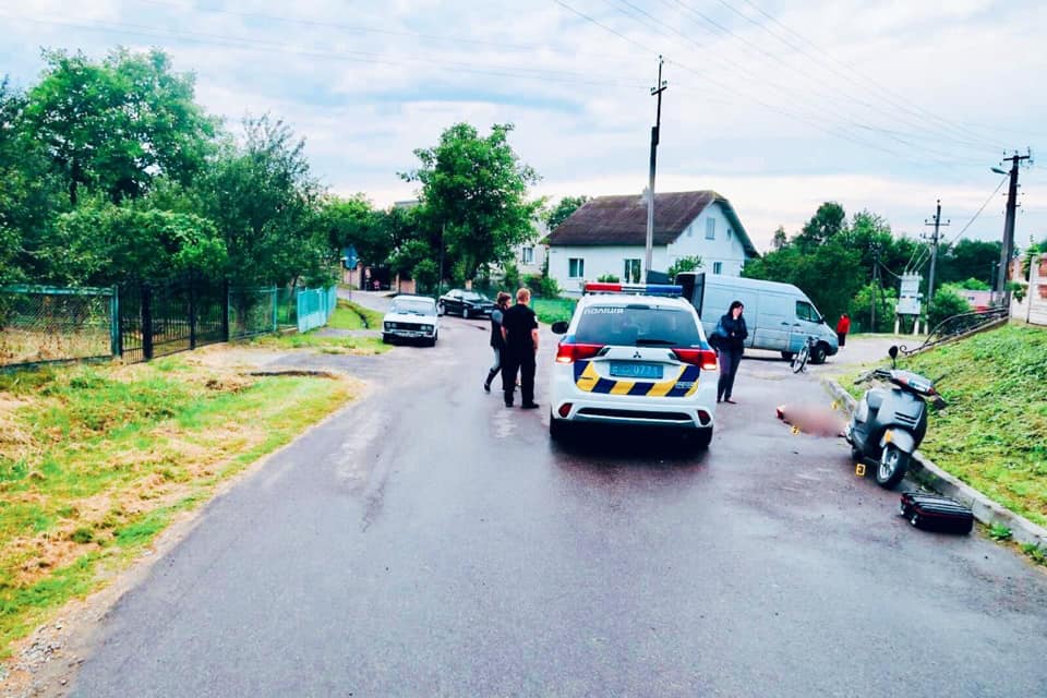 У результаті аварії скутерист від отриманих тілесних ушкоджень загинув на місці події
