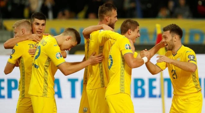 З футболок зникло гасло "Слава Україні!", яке було центральним елементом попереднього дизайну форми