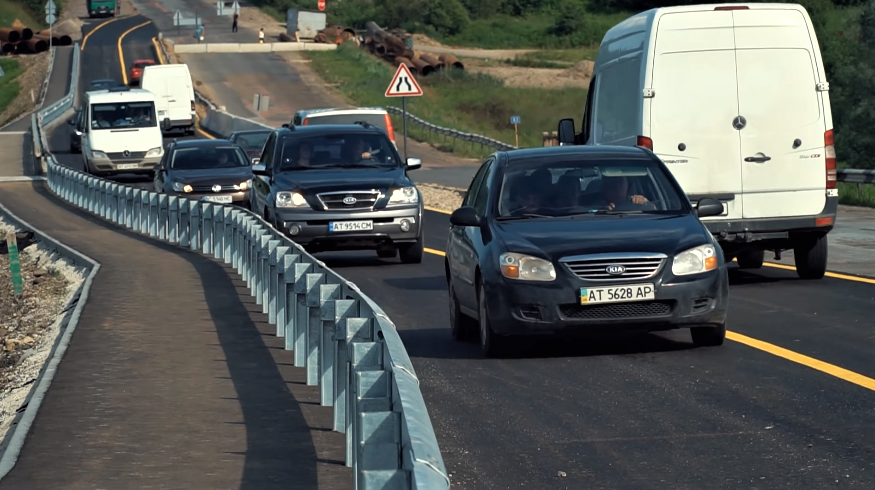 Рух транспорту тим часом здійснюється лівою частиною мосту