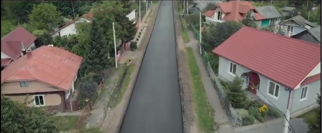 Працівники зрізали старе покриття та поклали два шари асфальтобетону