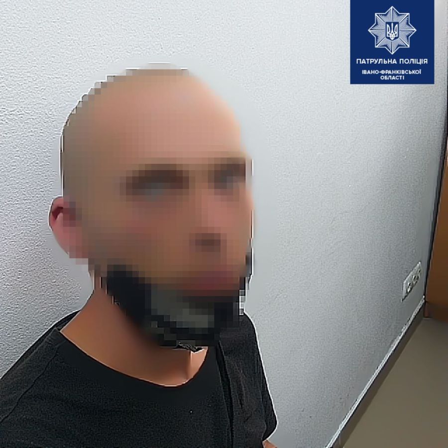 Інспектори виявили у сумці затриманого речовину зеленого кольору рослинного походження