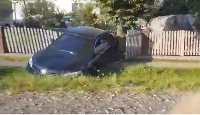 Через каміння на дорозі автомобіль занесло у паркан