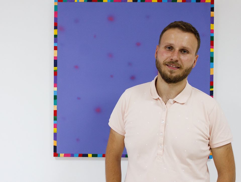 Автор за допомогою кольору на полотні передає теперішню реальність