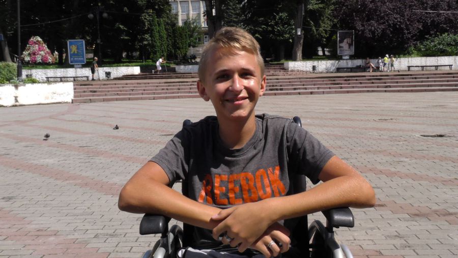 «Кришталевий» калушанин мріє про те, що зможе повноцінно ходити, як колись у дитинстві