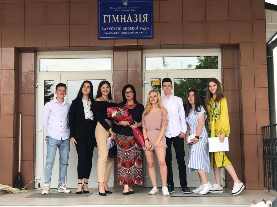 Випускники з директором Калуського ліцею імені Дмитра Бахматюка Оксаною Табачук