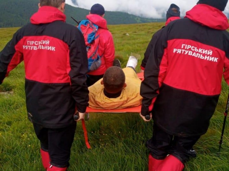 На підставі складних стосунків з родичами чоловік направився в гори, щоб покінчити життя самогубством.