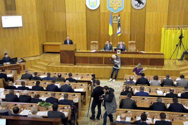 Ілюстрація. Через спалах коронавірусу в Івано-Франківській облраді просять обмежити контакти з працівниками апарату