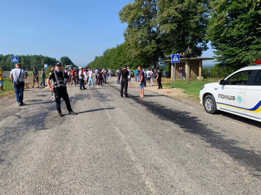 Поліція забезпечує порядок на дорозі