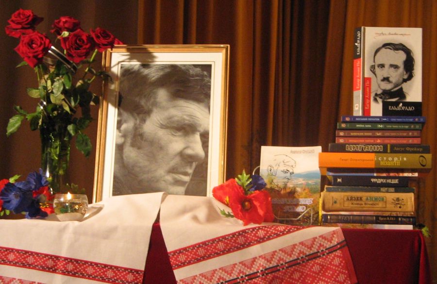 Перекладачеві необхідно найперше досконало знати рідну мову, зазначав Анатолій Онишко