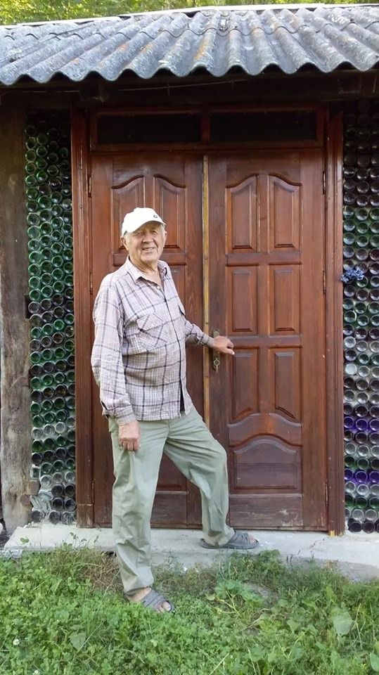 Майстер про паркан з пляшок дізнався з телебачення