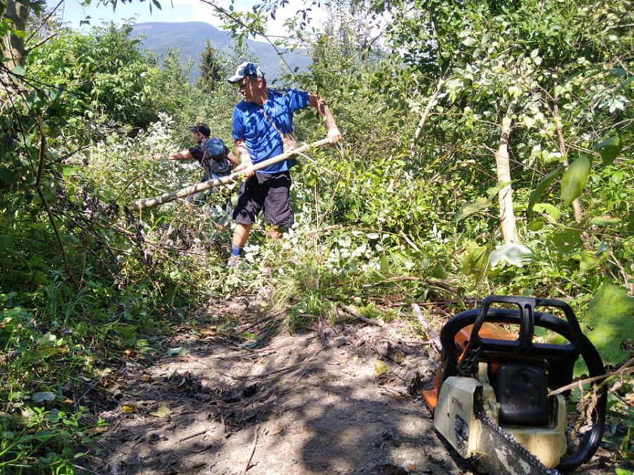 Попередньо активісти відновили маркування шляху. Фото: Василь Фіцак