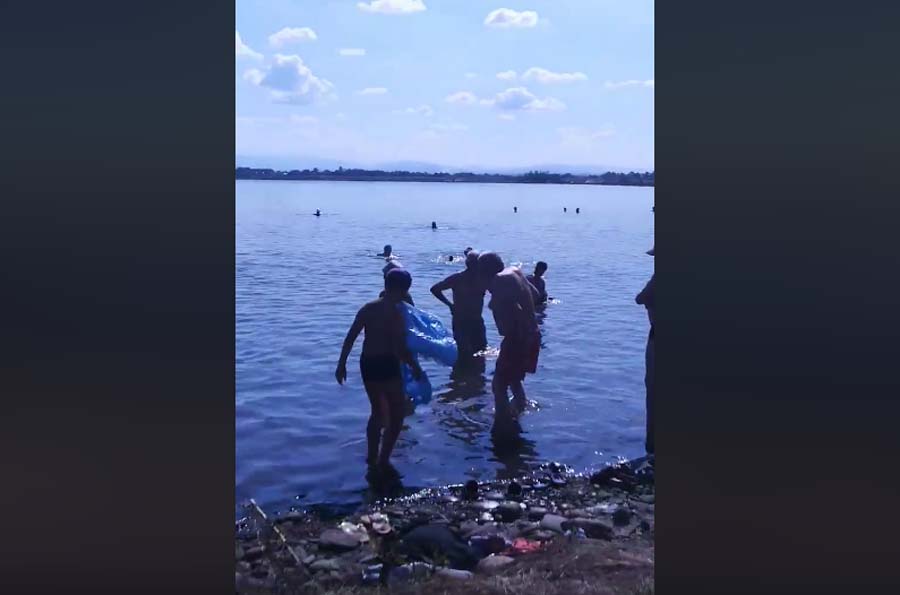 Доки одні калушани сперечаються в соцмережі щодо користі чи шкоди купання на "хвостах", інші — відпочивають