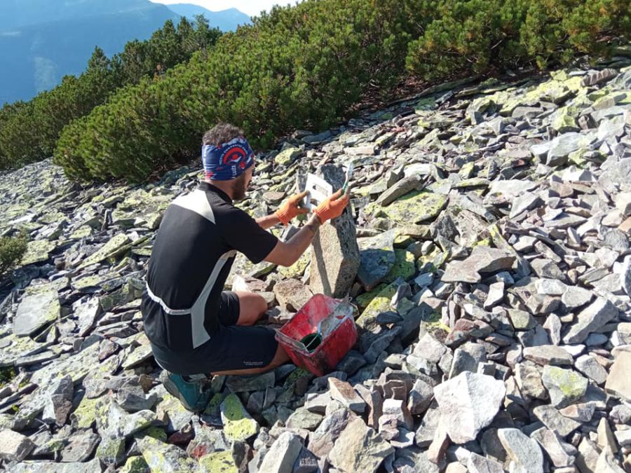 Василь Фіцак вже не перший рік маркує гірські маршрути