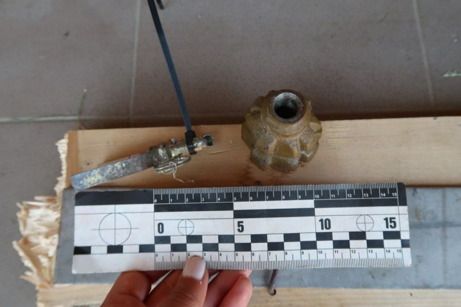 Йдеться про гранату типу «Ф-1», яка повинна була вибухнути під час відкриття гаражних ролетів