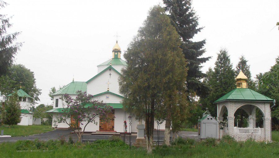 Тротуар «зв’язує» храм, стадіон та дім «Просвіта»